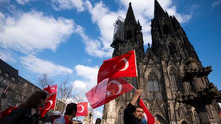 Teilnehmer einer Demonstration von türkischen Nationalisten am Sonntag in Köln 