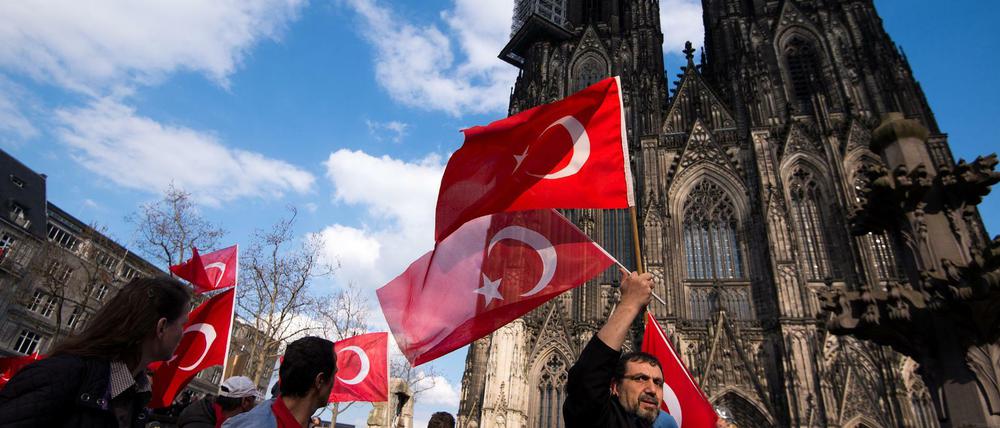 Teilnehmer einer Demonstration von türkischen Nationalisten am Sonntag in Köln 