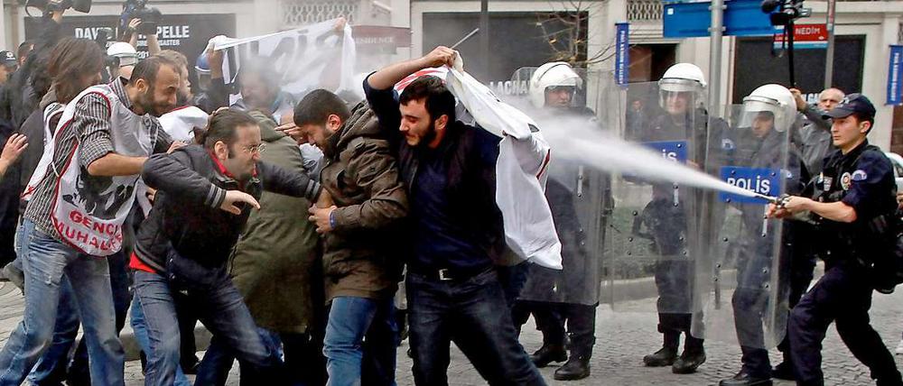 Die Polizei geht am 4. Dezember massiv gegen protestierende Studenten vor.
