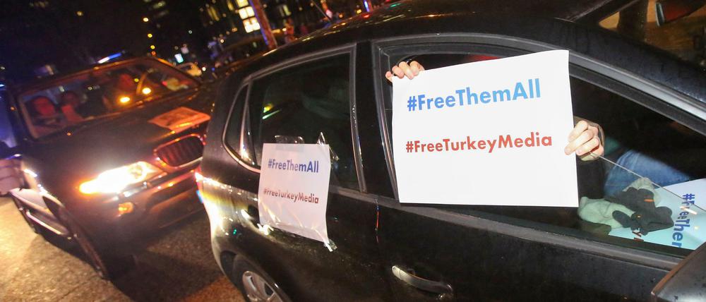 Forderung nach Freiheit für alle politischen Gefangenen bei einem Autokorse für Deniz Yücel in Hamburg. 
