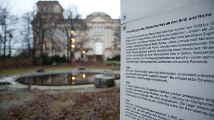 Blick vom Mahnmal der Sinti und Roma im Berliner Tiergarten Richtung Reichstagsgebäude