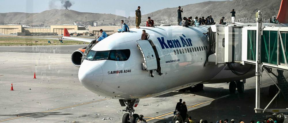 Der Ansturm beginnt: Verzweifelt Afghanen versuchen Anfang August 2021auf dem Flughafen von Kabul einen Flug in Sicherheit zu erlangen.