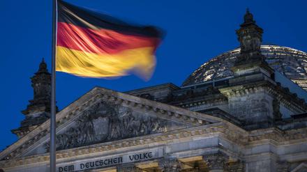 Der Reichstag im Abendlicht in Berlin.