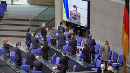 Auch die Bundeskanzler Olaf Scholz und seine Ministerinnen und Minister klatschten nach der Rede des ukrainischen Präsidenten Wolodymyr Selenskyj stehend Beifall. 