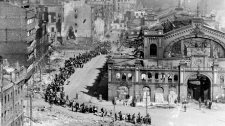 Oktober 1944: Nach der Niederschlagung des Warschauer Aufstands werden Einwohner der polnischen Hauptstadt zu einem Sammelplatz gebracht.