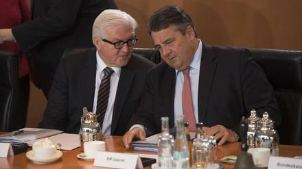 Bundesaußenminister Frank-Walter Steinmeier (SPD) stärkt dem in der Kritik stehenden SPD-Chef Sigmar Gabriel (SPD) den Rücken.