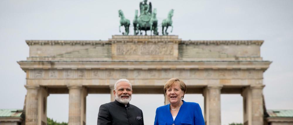 Bundeskanzlerin Angela Merkel (CDU) und der indische Premierminister Narendra Modi reichen sich am Dienstag auf dem Pariser Platz vor dem Brandenburger Tor die Hand.