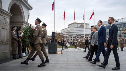 Gemeinsames Gedenken. Bundeskanzlerin Angela Merkel legte zusammen mit Polens Ministerpräsident Mateusz Morawiecki am Freitagnachmittag am Grabmal des Unbekannten Soldaten in Warschau einen Kranz nieder. 