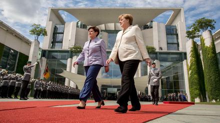 Bundeskanzlerin Angela Merkel (CDU, r) empfängt am Mittwoch vor dem Bundeskanzleramt in Berlin die polnische Ministerpräsidentin Beata Szydlo mit militärischen Ehren.