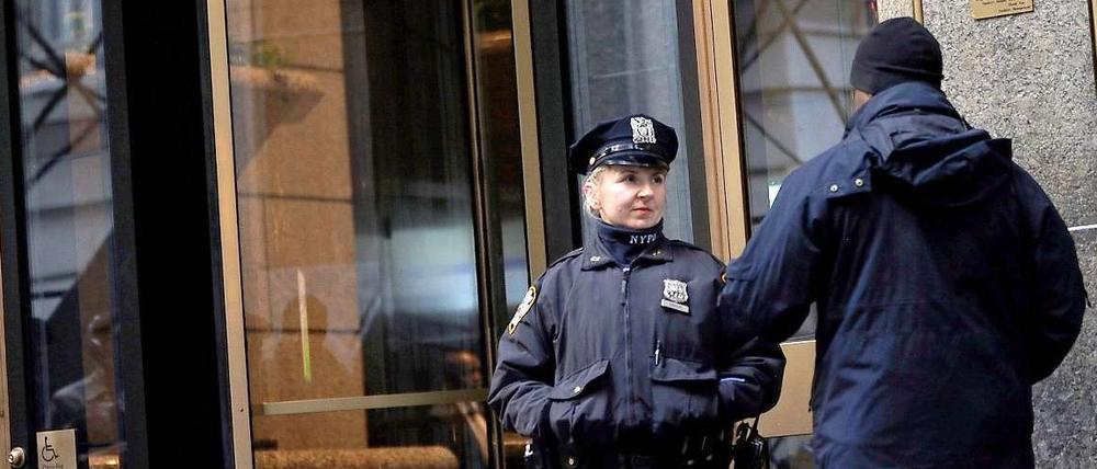 Polizei vor der Deutschen Bank in der New Yorker Wall Street: die Bank weltweit ihre Sicherheitsvorkehrungen.