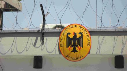 Die deutsche Botschaft in Kabul wurde am Sonntag geräumt, die Mitarbeiterinnen und Mitarbeiter warten am Flughafen auf die Maschinen aus Deutschland.