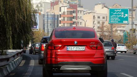 Ein Auto aus deutscher Produktion auf einer Autobahn in Teheran. Die Bundesregierung will deutschen Firmen auch künftig Geschäfte mit dem Iran ermöglichen. 