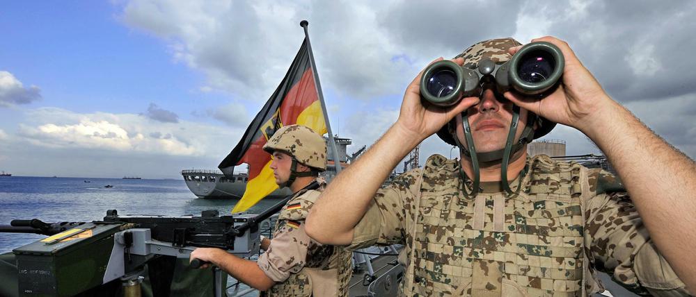 Afrikas begehrtester Militär-Standort. Deutsche Marine-Soldaten an Bord der Fregatte Karlsruhe in Dschibuti.