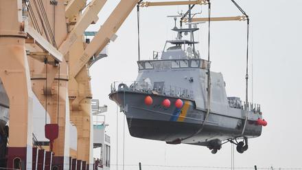 Ein Küstenschutzboot für Saudi-Arabien wird im Dezember 2017 auf ein Transportschiff verladen.