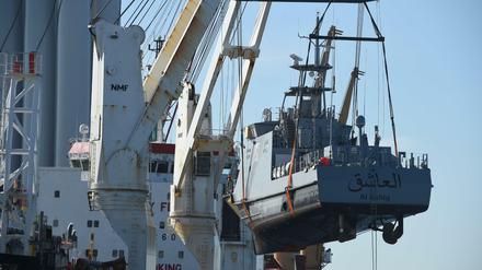 Ein für Saudi-Arabien bestimmtes Küstenschutzboot wird in Sassnitz verladen. 