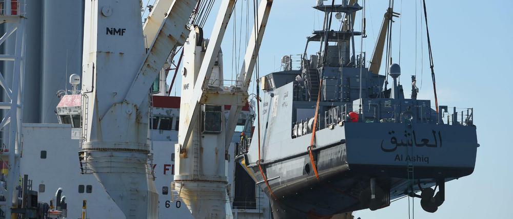 Ein Küstenschutzboot für Saudi-Arabien wird im Hafen Mukran in Sassnitz (Mecklenburg-Vorpommern) auf ein Transportschiff verladen.