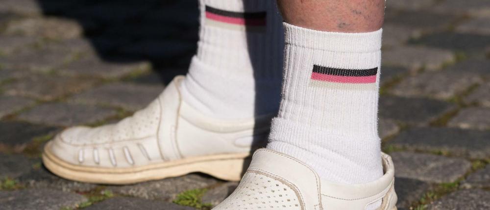 Deutschlandfahnen auf weißen Socken: Ein Teilnehmer einer Pegida-Demonstration in Dresden.