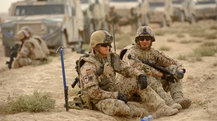 Bundeswehrsoldaten während einer Minensuch-Mission in Afghanistan. 