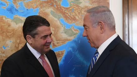 Benjamin Netanjahu (r), Premierminister von Israel, gibt Sigmar Gabriel (SPD), deutscher Außenminister, die Hand.