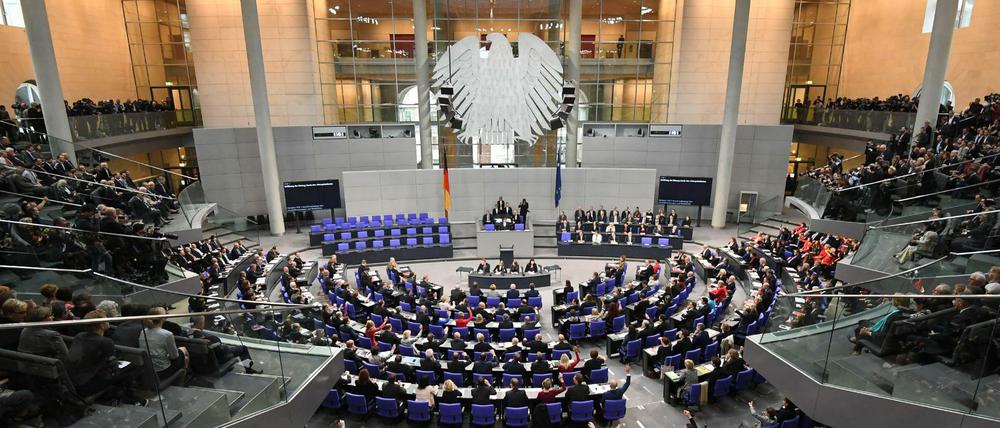 Derzeit haben 709 Politikerinnen und Politiker einen Sitz im Bundestag.
