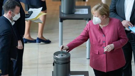 Bundeskanzlerin Angela Merkel mit Stimmkarte in der Hand bei der namentlichen Abstimmung zum neunen Infektionsschutzgesetz und Bevölkerungsschutzgesetz.
