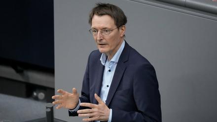 Gesundheitsminister Karl Lauterbach SPD bei seiner Rede in der Debatte zur Stärkung des Schutzes der Bevölkerung gegen Corona im Bundestag