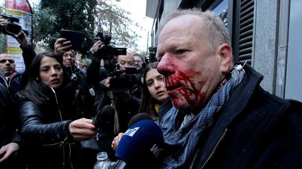Der verletzte deutsche Journalist Thomas Jacobi steht vor Medienvertretern und gibt ein Interview.
