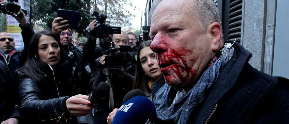 Der verletzte deutsche Journalist Thomas Jacobi steht vor Medienvertretern und gibt ein Interview.