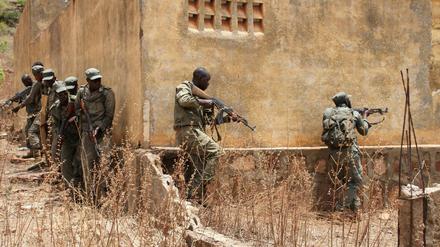 Malische Soldaten auf einem Militär-Trainingsgelände 