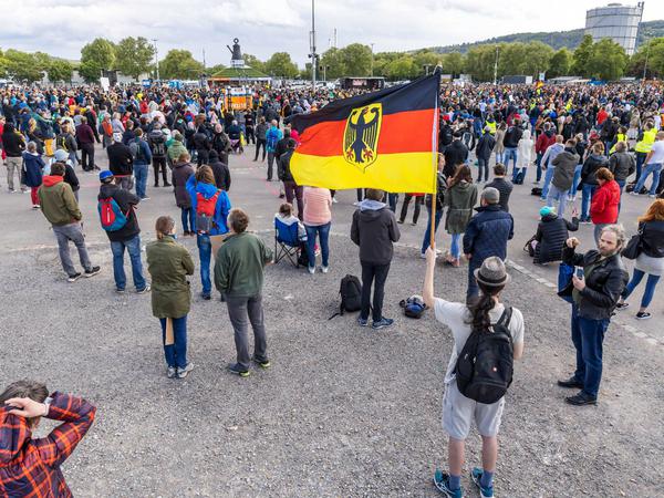 Mehrere Tausend Menschen demonstrieren am 2. Mai in Stuttgart gegen Corona-Beschränkungen. 