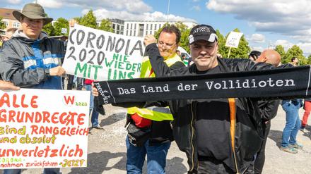 Mehrere Tausend Menschen demonstrieren in Stuttgart gegen Corona-Beschränkungen. Aufgerufen hatte die Initiative Querdenken711, die das Grundgesetz in Gefahr sieht. Demonstriert wurde auf dem Cannstatter Wasen. 