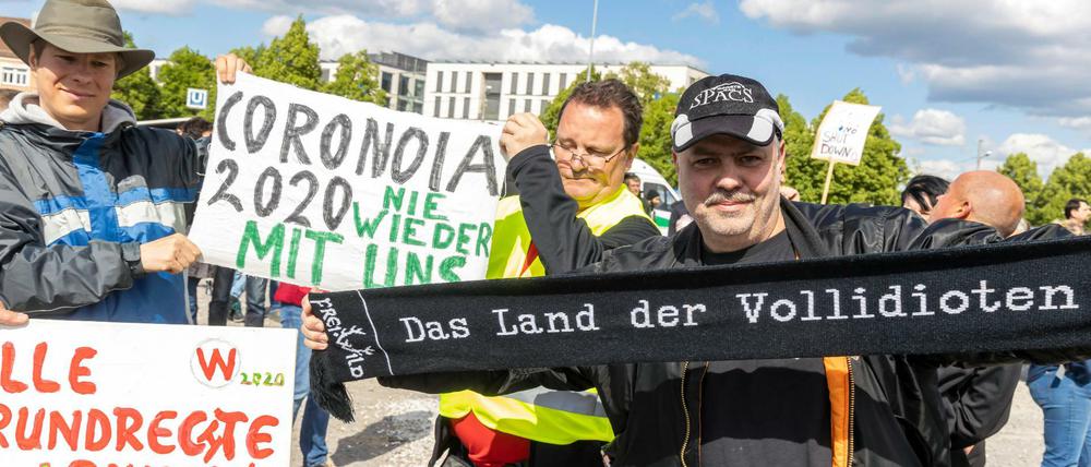 Mehrere Tausend Menschen demonstrieren in Stuttgart gegen Corona-Beschränkungen. Aufgerufen hatte die Initiative Querdenken711, die das Grundgesetz in Gefahr sieht. Demonstriert wurde auf dem Cannstatter Wasen. 
