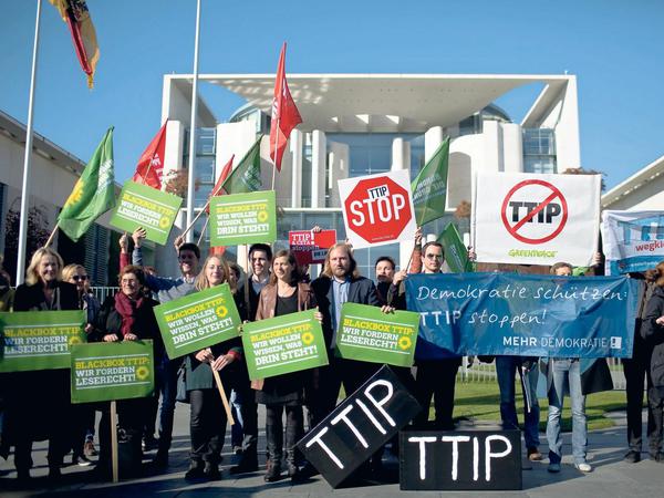 Grüner Protest gegen TTIP vor dem Kanzleramt 2015. 