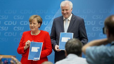 Die Parteichefs Horst Seehofer und Angela Merkel nach der gemeinsamen Vorstandssitzung von CDU und CSU zur Verabschiedung des Regierungsprogramms. 