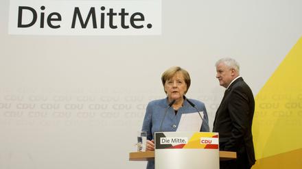 Schwarz auf weiß geeinigt: Die Parteivorsitzenden Angela Merkel und Horst Seehofer am Montag.