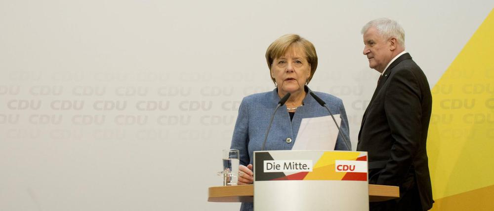 Schwarz auf weiß geeinigt: Die Parteivorsitzenden Angela Merkel und Horst Seehofer am Montag.