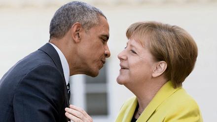 Angela Merkel begrüßt US-Präsident Barack Obama im April 2016 vor Schloss Herrenhausen in Hannover.