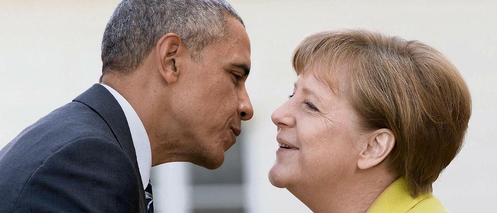 Angela Merkel begrüßt US-Präsident Barack Obama im April 2016 vor Schloss Herrenhausen in Hannover.