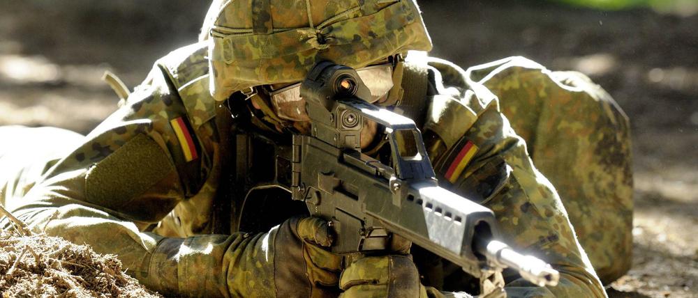 Ein Bundeswehr-Soldat hält bei der Ausbildung ein G36-Gewehr im Anschlag.