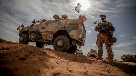Ein Soldat der Bundeswehr steht am Flughafen nahe des Stützpunktes im Norden Malis.