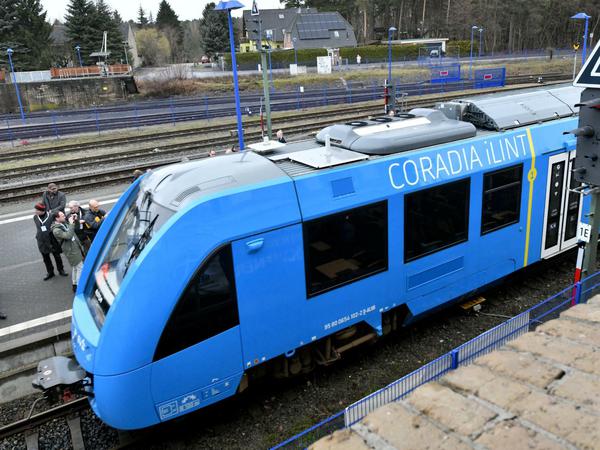 Der Coradia iLint, der weltweit erste Wasserstoff-Triebzug für den Regionalverkehr des französischen Zugherstellers Alstom steht im Bahnhof Basdorf, auf dem Dach sind die Gastanks zu sehen. 