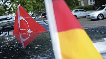 Deutschlandfahne und türkische Flagge an einem Auto in Berlin. 