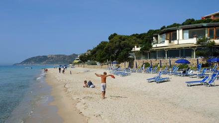 Liegestühle stehen am 17.05.2006 auf der Ferieninsel Sardinien am Strand vor dem "Forte Village Resort".