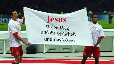 Bekenntnis. DFB-Pokalfinale 2006 im Berliner Olympiastadion. Luzio und ZeRoberto mit einem Jesus-Plakat nach dem Spiel. 