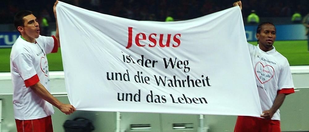 Bekenntnis. DFB-Pokalfinale 2006 im Berliner Olympiastadion. Luzio und ZeRoberto mit einem Jesus-Plakat nach dem Spiel. 