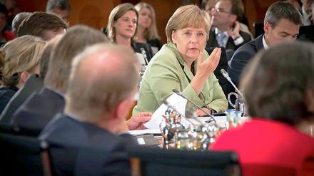 Bundeskanzlerin Angela Merkel diskutiert auf der Abschlussveranstaltung des Zukunftsdialogs im Kanzleramt über die Ergebnisse der Arbeitsgruppen.