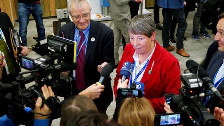 Die deutsche Umweltministerin Barbara Hendricks (SPD) wenige Minuten nach dem historischen Beschluss des Klimagipfels in Paris mit zwei offensichtlich sehr zufriedenen Mitarbeitern ihrer Pressestelle.