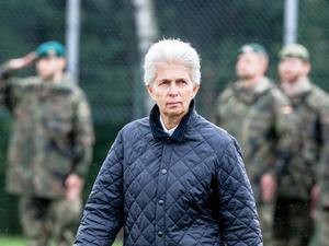 Marie-Agnes Strack-Zimmermann (FDP), Vorsitzende des Verteidigungsausschusses des Bundestags, schreitet zum Rückkehrappell der 13. Rotation aus Litauen die in der Ernst-Moritz-Arndt-Kaserne angetretenen Soldaten ab (Archivbild).