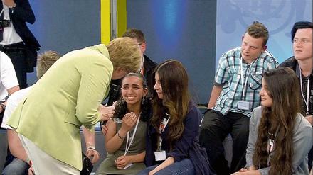 Denkwürdige Begegnung: Kanzlerin Angela Merkel (CDU) und das Flüchtlingsmädchen Reem am 15.07.2015