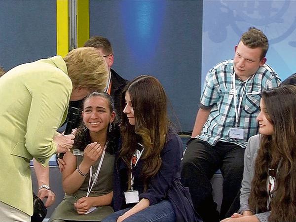 Die Macht und das Mädchen: Der Dialog zwischen Bundeskanzlerin Angela Merkel und der 14-jährigen Palästinenserin Reem wurde zum Symbol für das Thema Flucht und Bleiberecht in Deutschland.